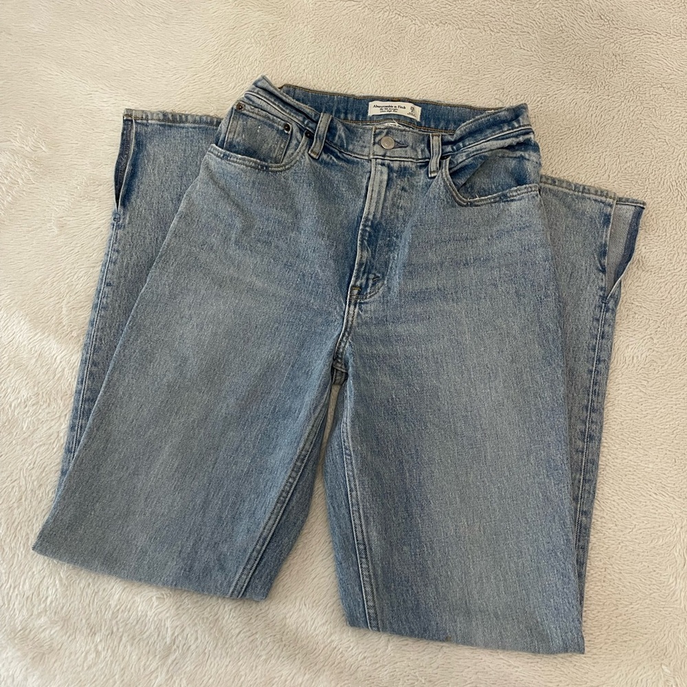 ABERCROMBIE 90’s Straight Ultra High Rise Jean 🩵